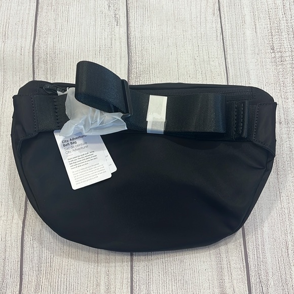 NWT Lululemon City Adventurer Belt Bag 2.5L Black - Picture 2 of 6